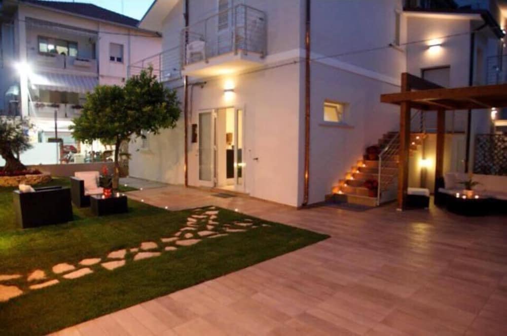 Photo 10
