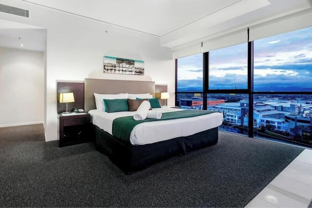 Broadbeach Skyline 3 Bedroom Retreat