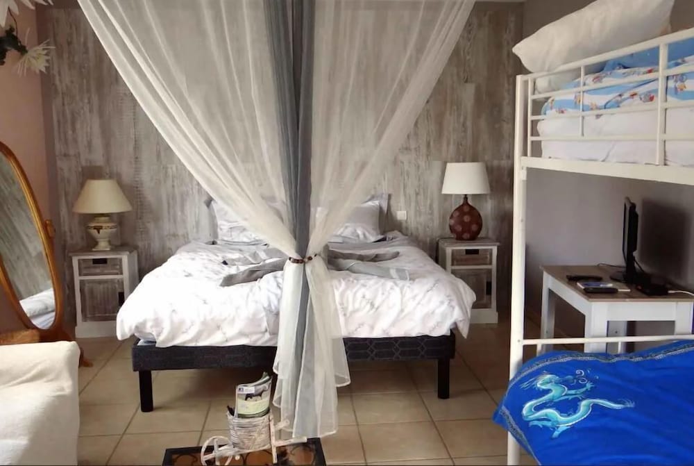 Alaguyauder La Chambre view 3