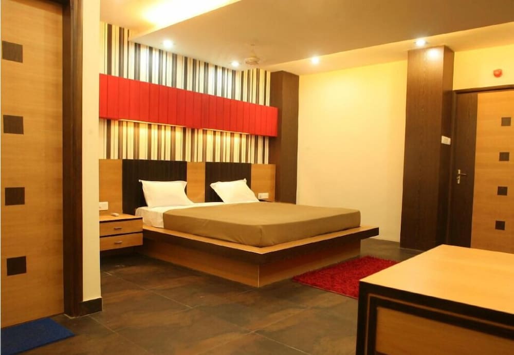 Hotel Trimoorti