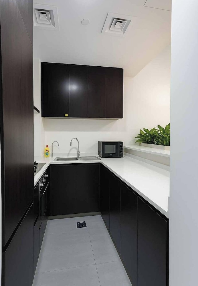 1BHK near metro. BusinessBay. Mera. 2209