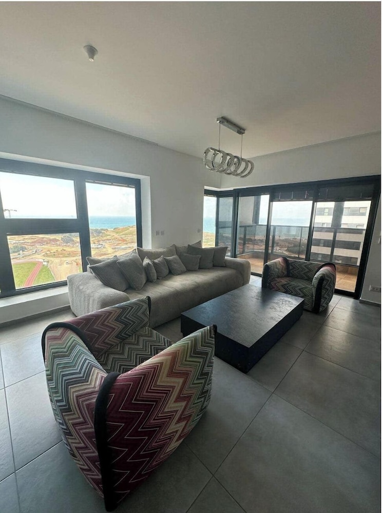 Charming 4BR APT with Stellar Sea View