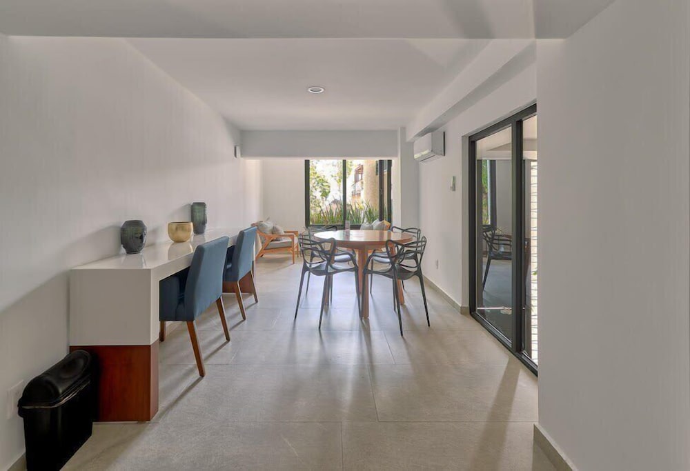 1BR Apartment - Private Balcony - Pool - Gym