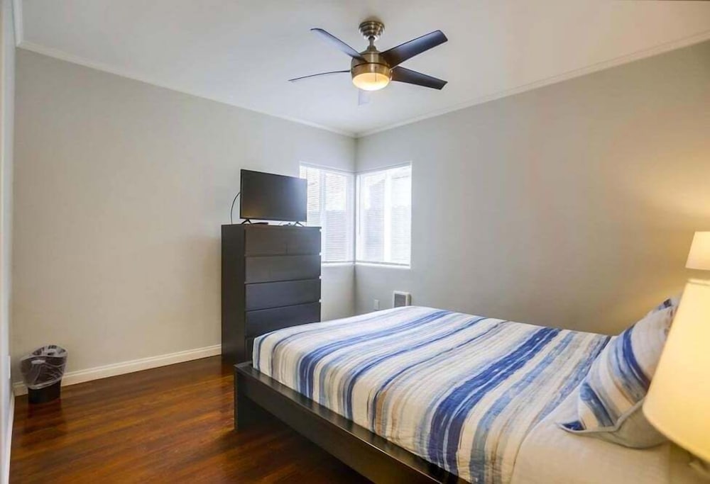 Manhattan Shores 1C