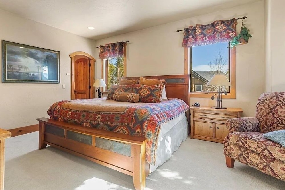 Ski Inn 5 Bedroom Home