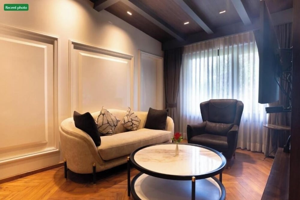 Lawrence Solitaire Resort Nainital