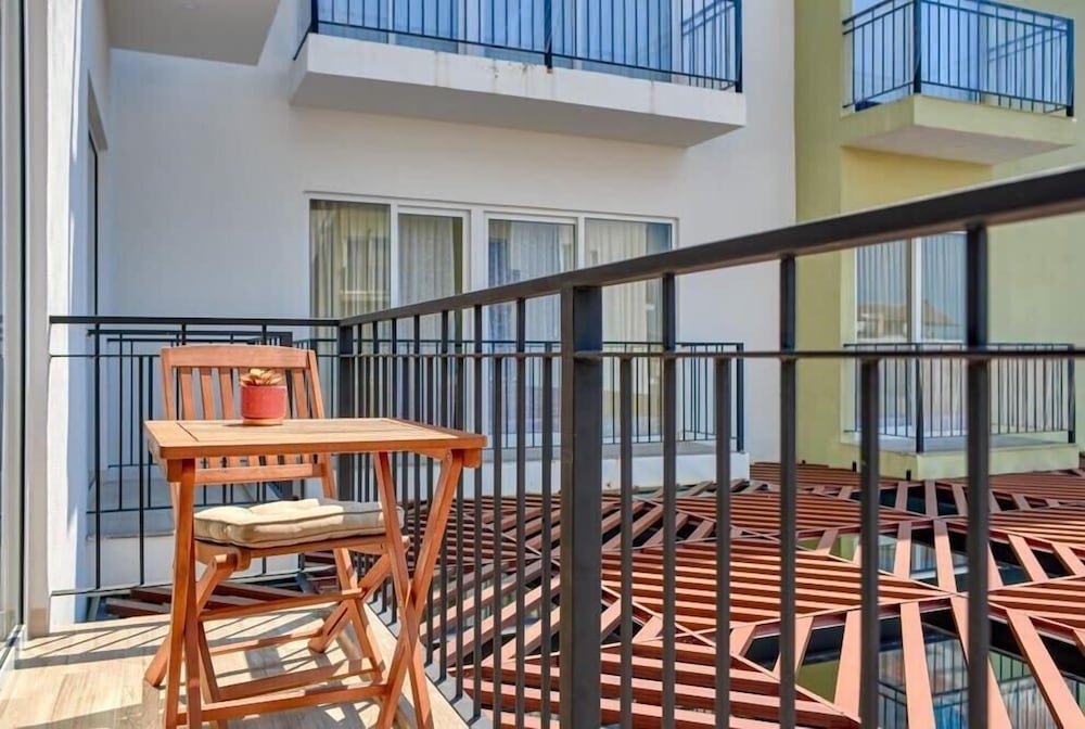 Cozy 1Br Apt - Pool - Gym - 2 Min to the Beach