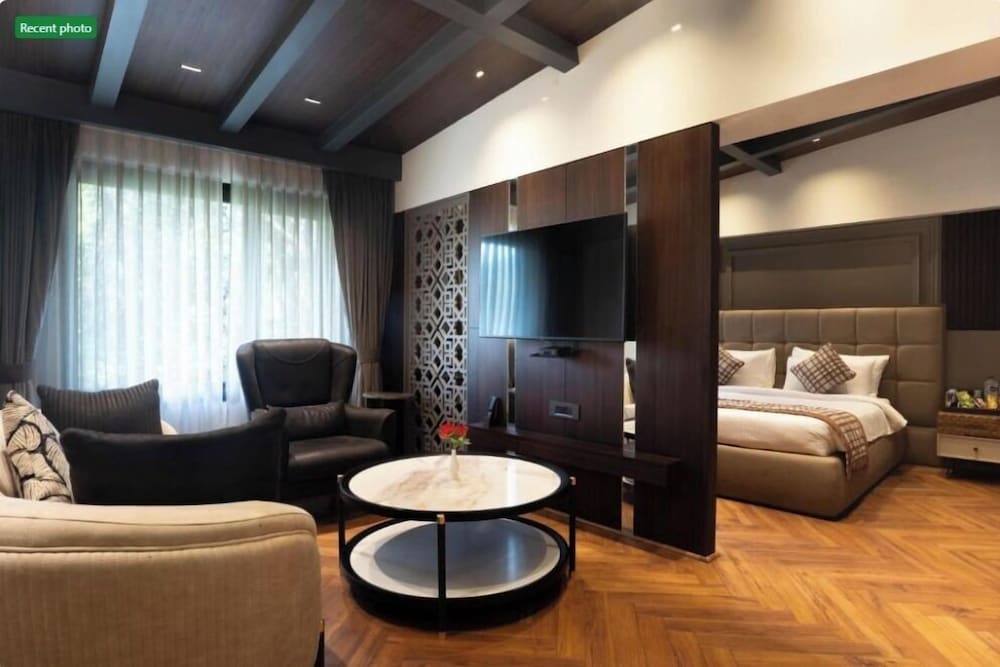 Lawrence Solitaire Resort Nainital