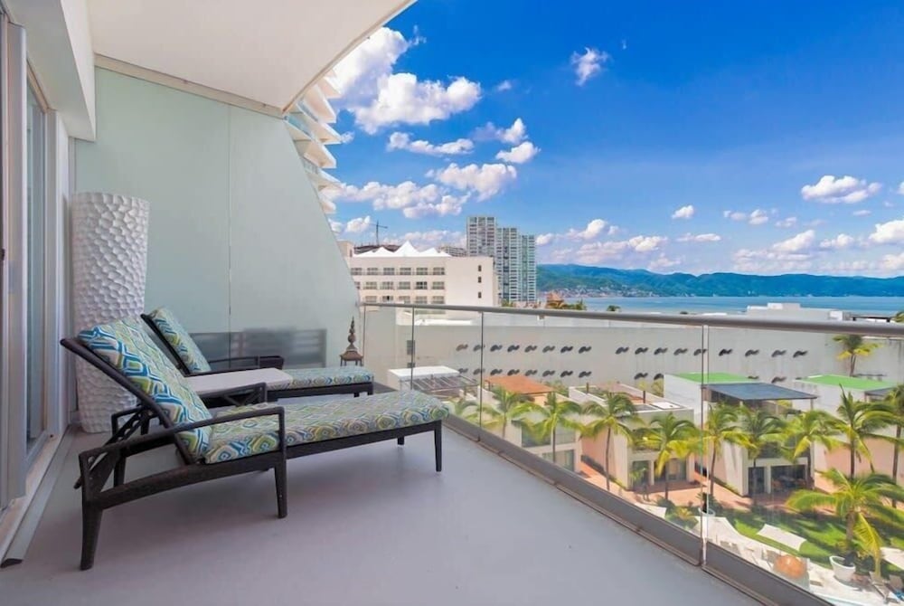 Oceanview 3BR Apt With Beach Access - Pool - Gym