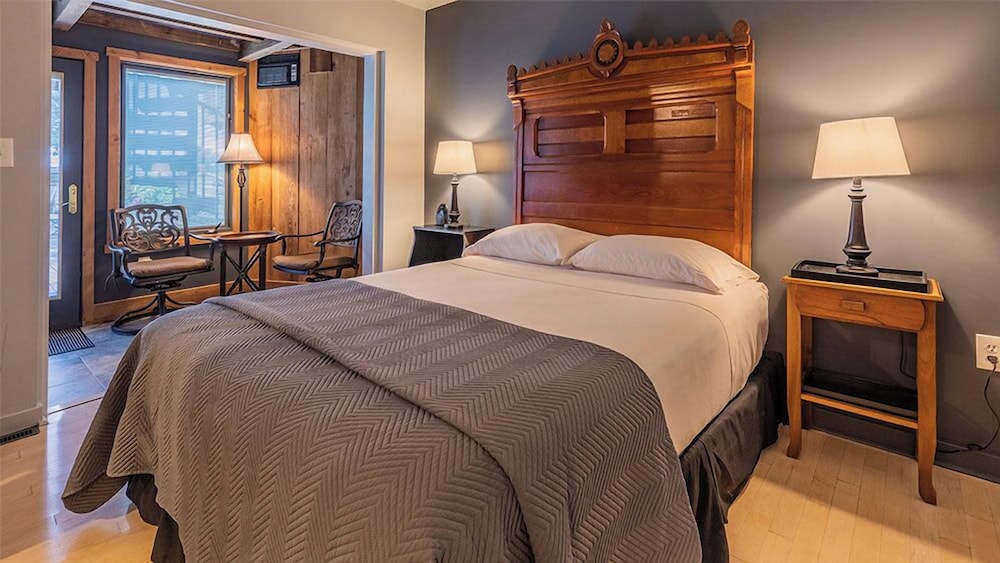 Twin Pine Manor Bed & Breakfast