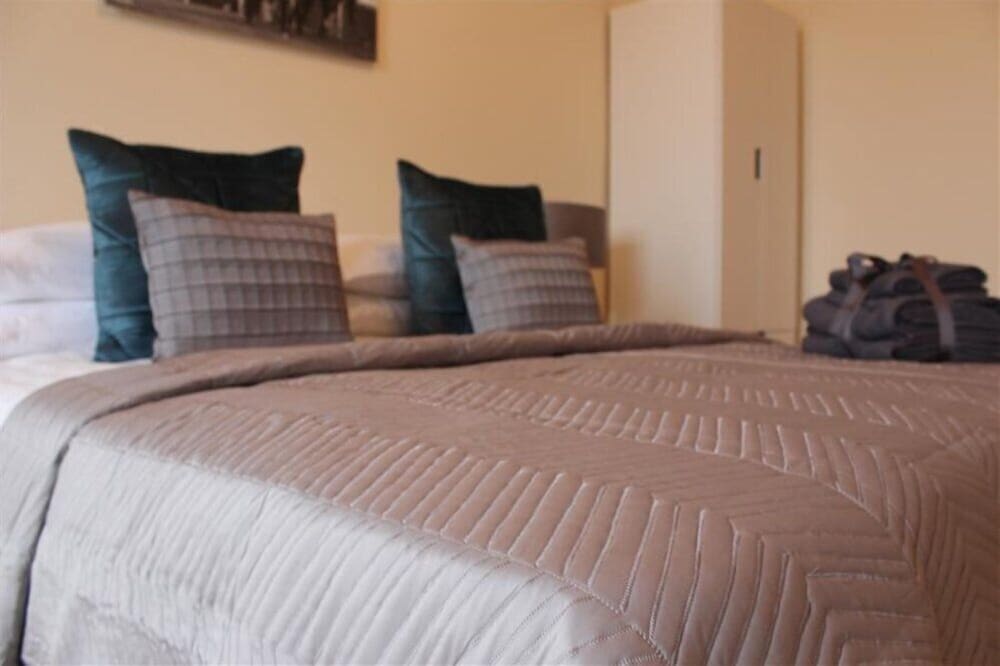 The Maelor - Berwyn House - Central Wrexham - Sleeps Up To 6 view 2