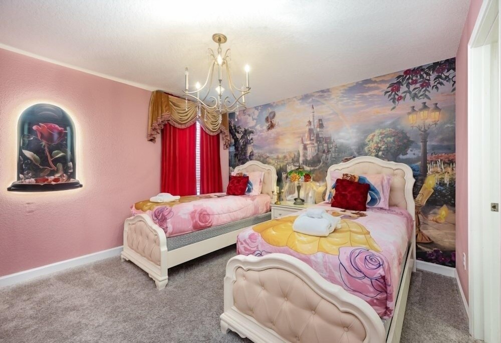 9 Bed Pool, Spa, Movie Room & Game Room! 9 Bedroom Home by RedAwning