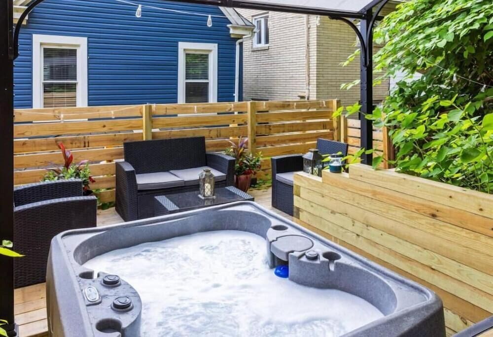 Private Hot Tub Deck Walk to Butler St