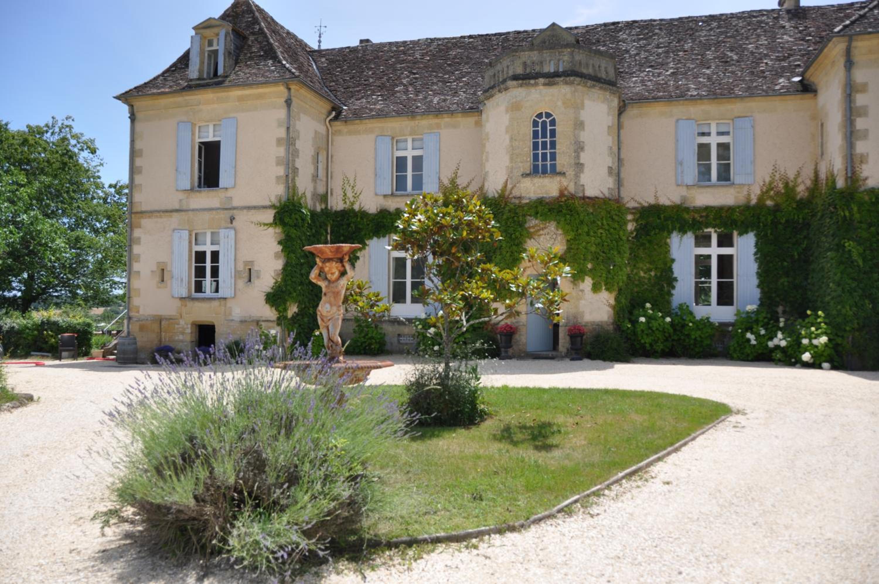 Château Le Tour - Chambres d'Hôtes view 3