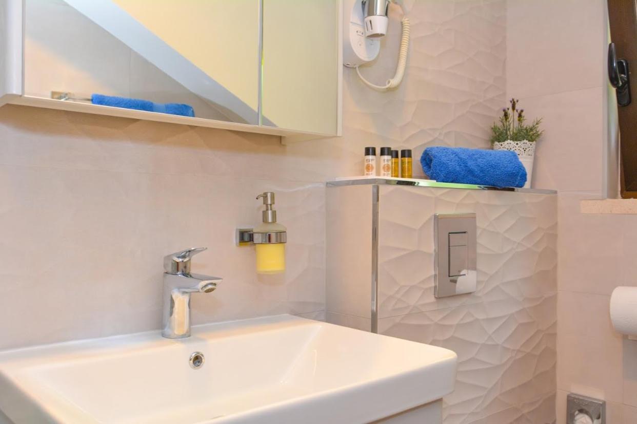 Apartment and room Sveti Jakov