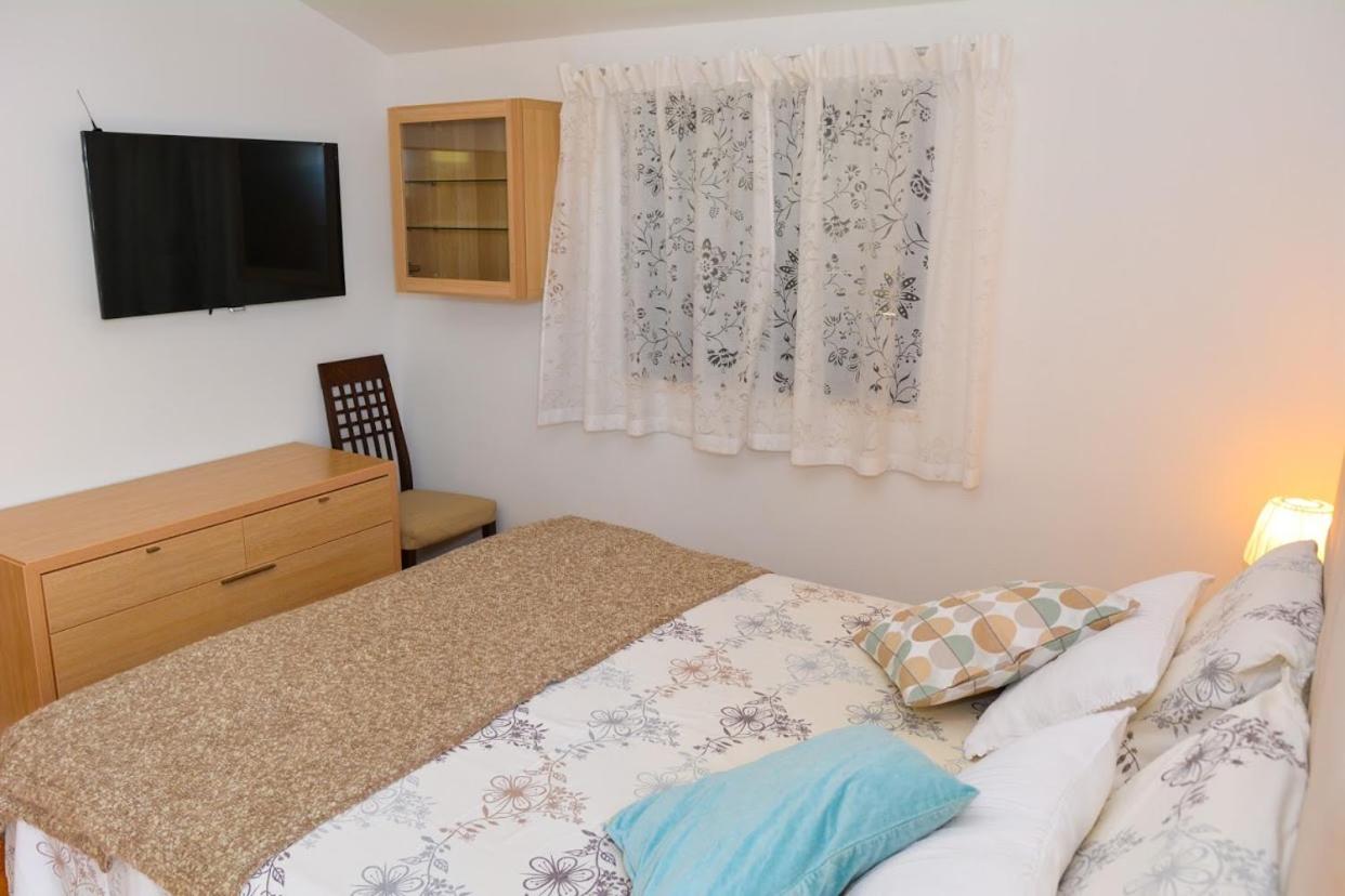 Apartment and room Sveti Jakov