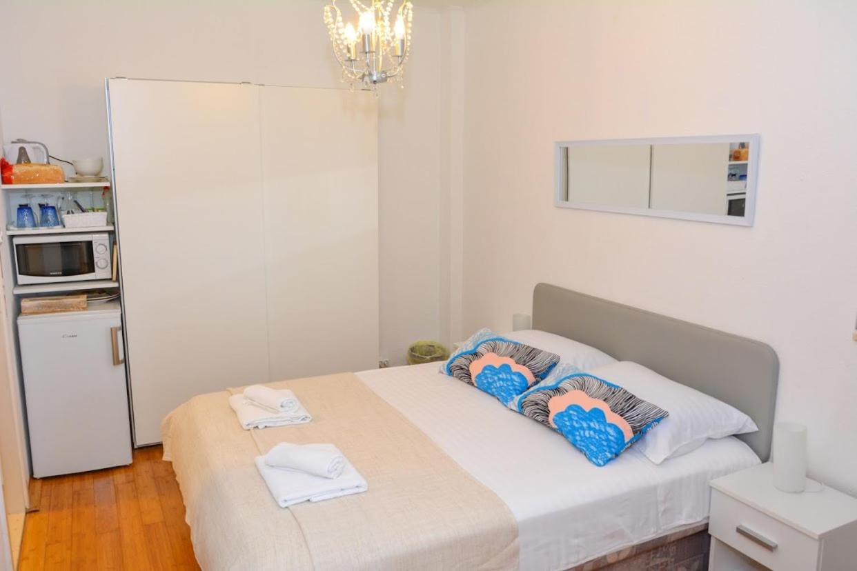 Apartment and room Sveti Jakov