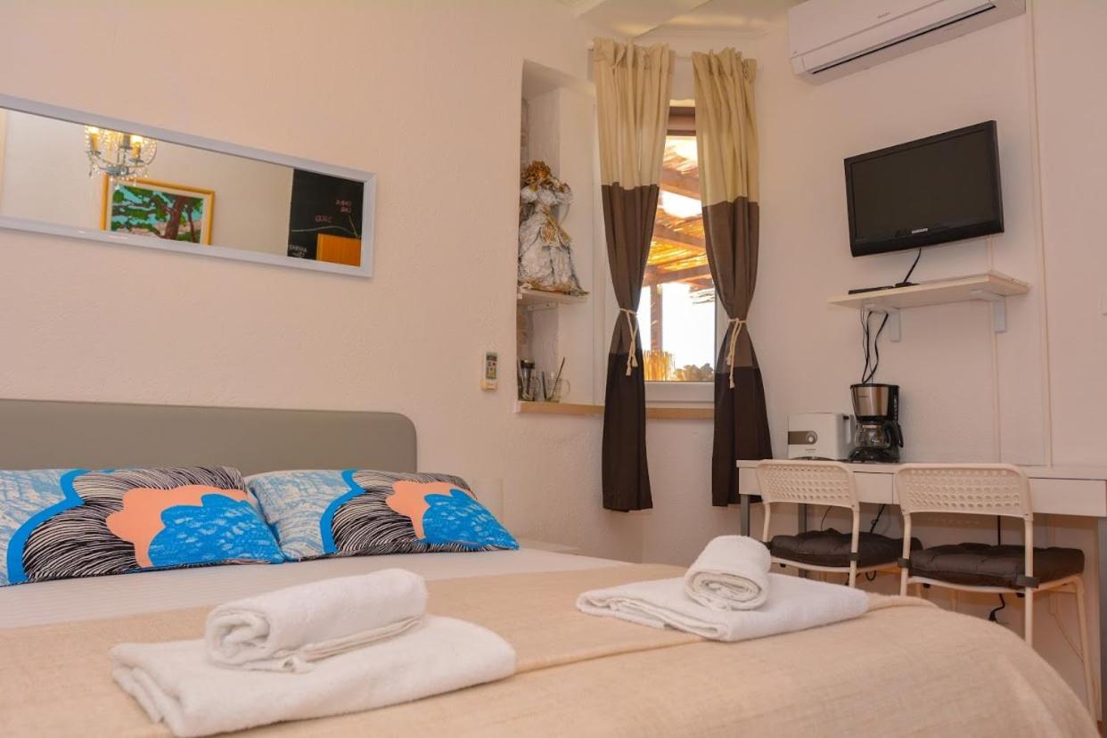 Apartment and room Sveti Jakov