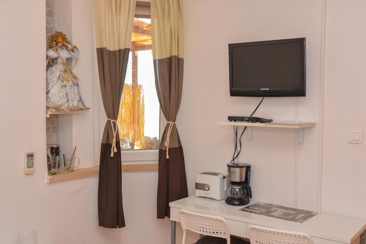 Apartment and room Sveti Jakov