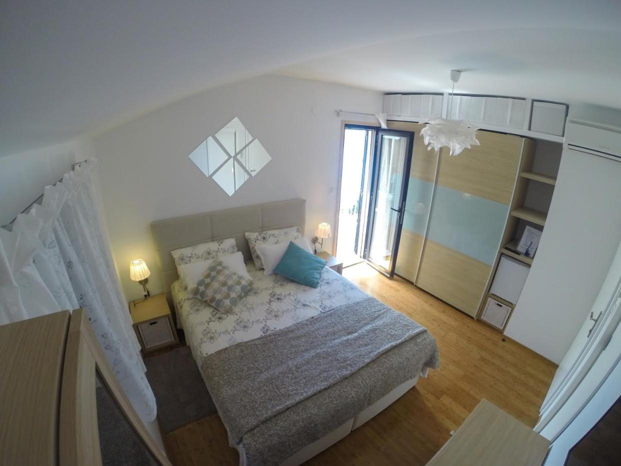 Apartment and room Sveti Jakov