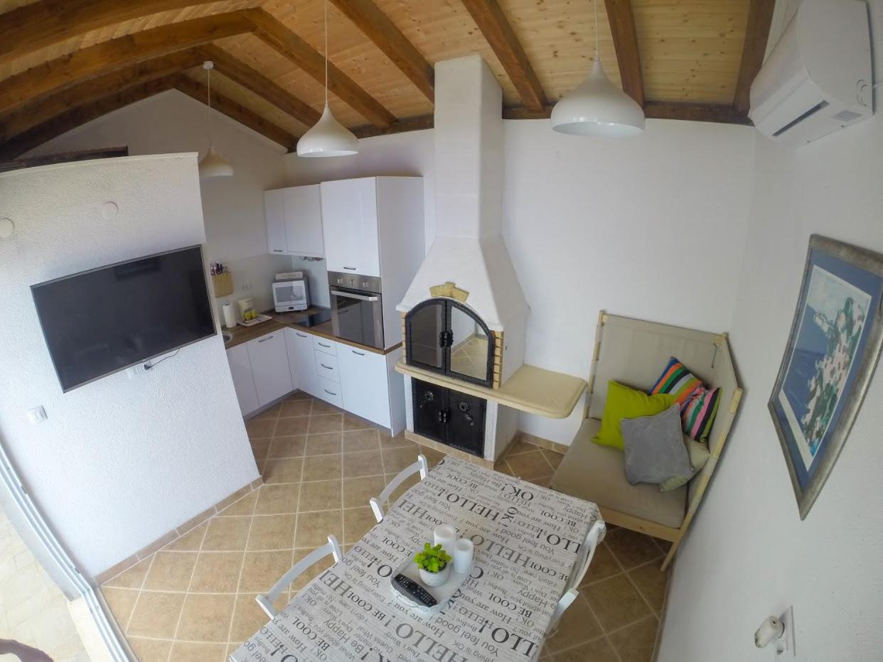 Apartment and room Sveti Jakov