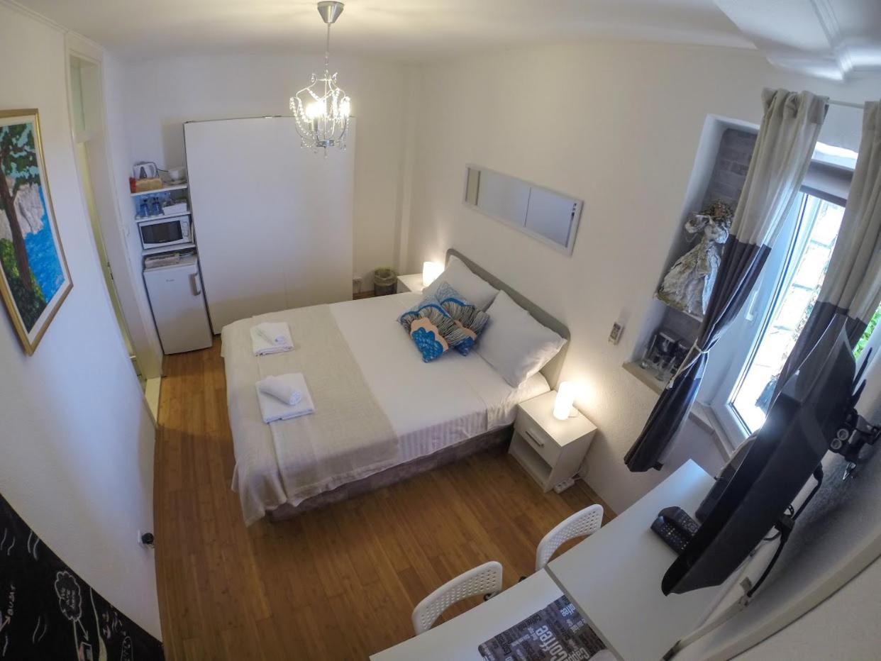 Apartment and room Sveti Jakov