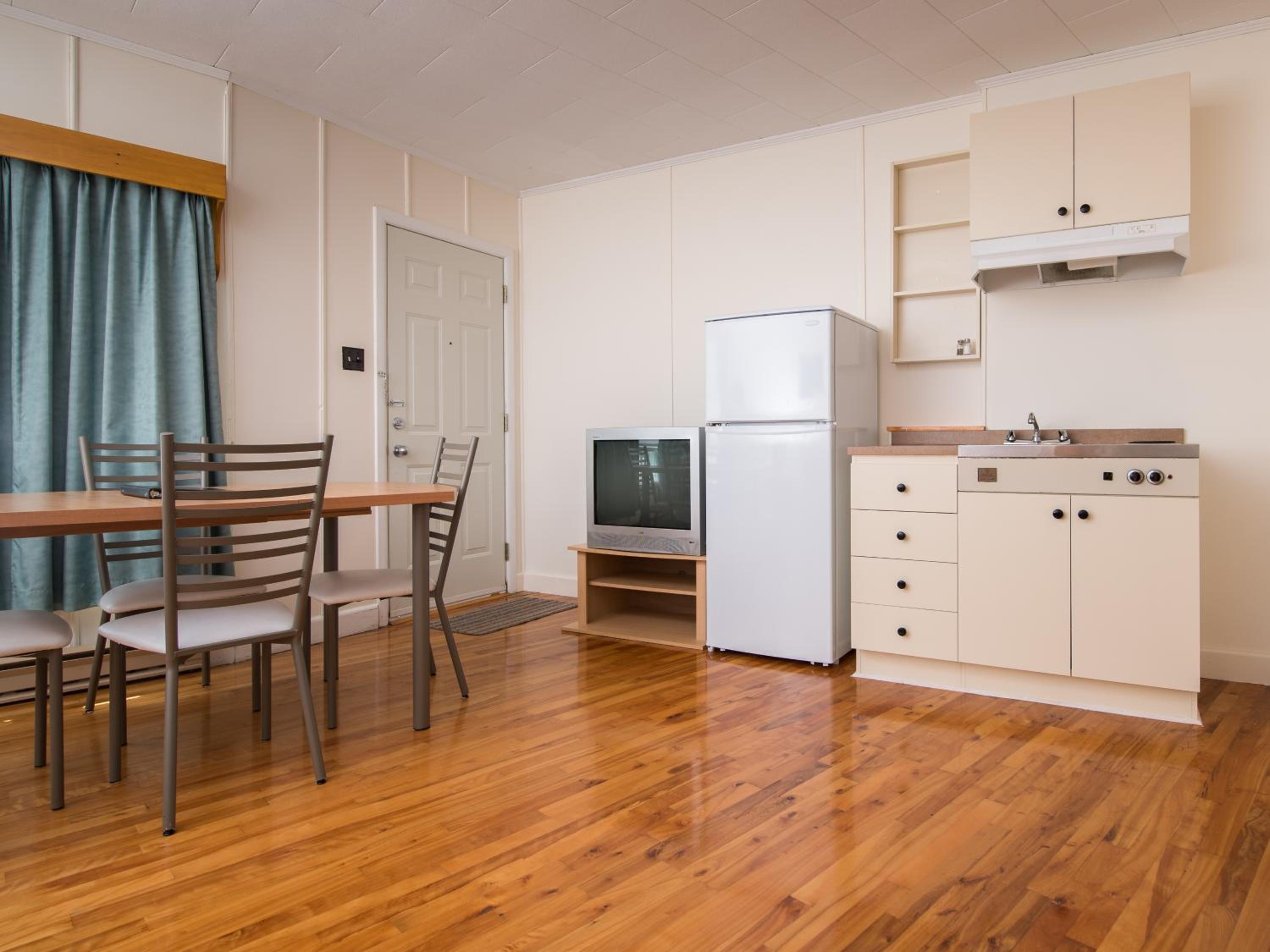 Au Pic de l'Aurore Motel-Chalets