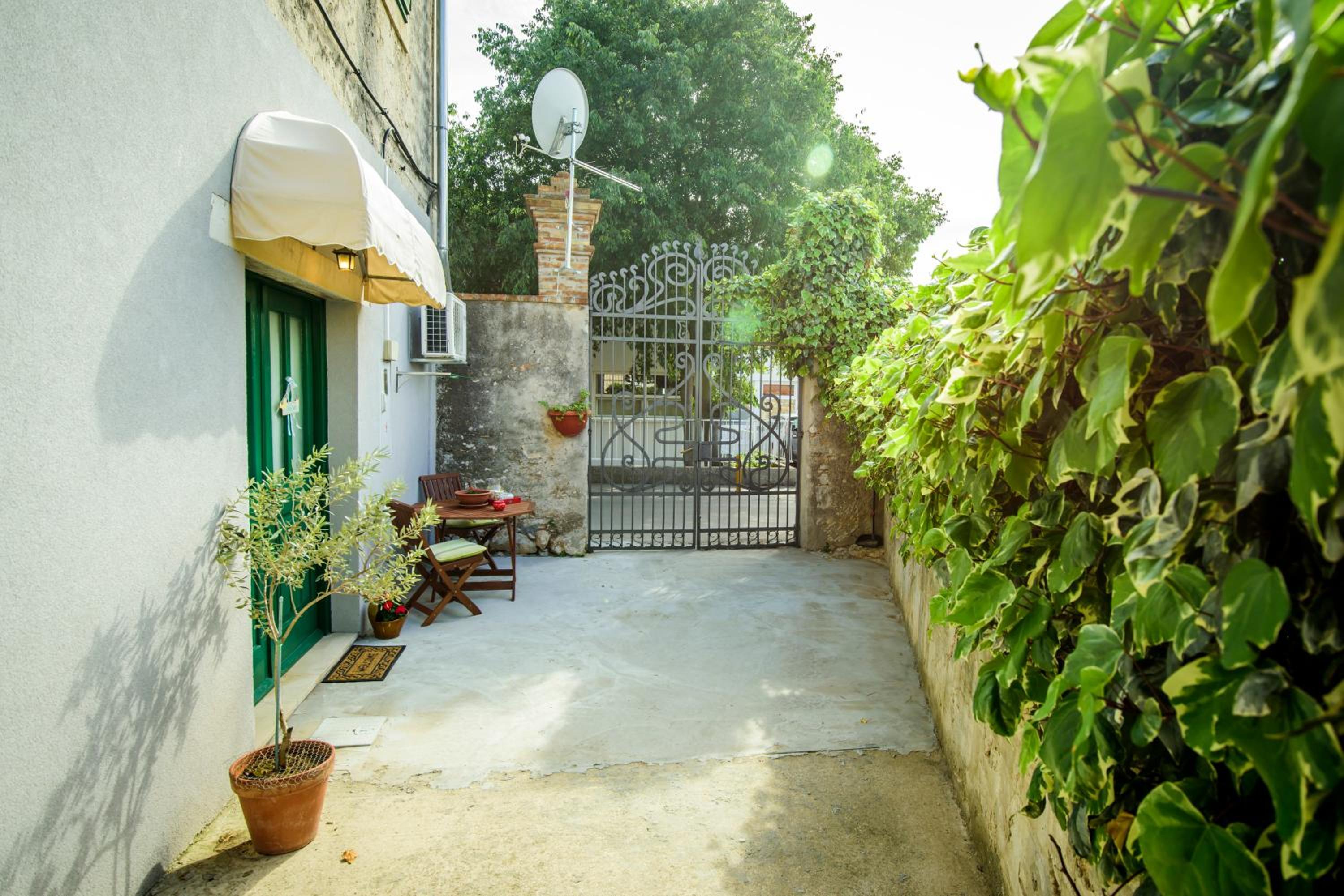 Rustica Apartments