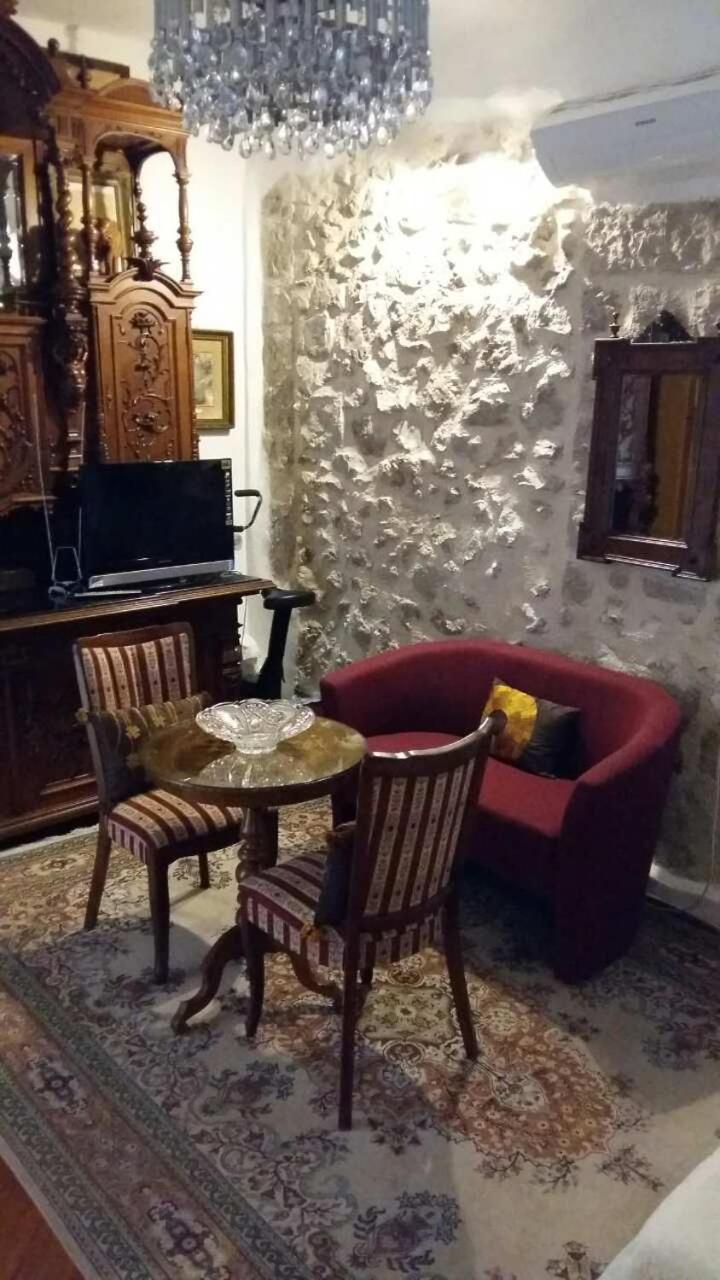 Room Mirella