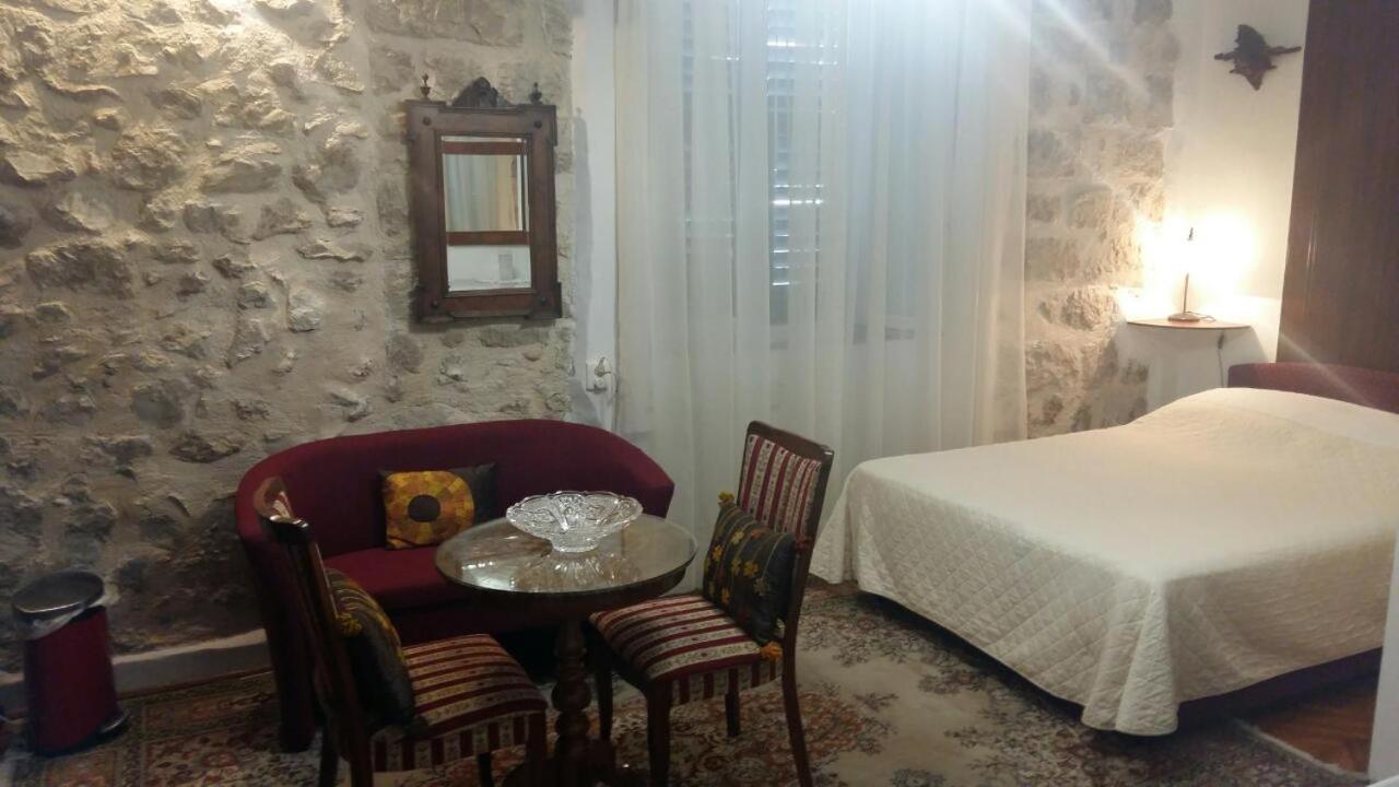 Room Mirella
