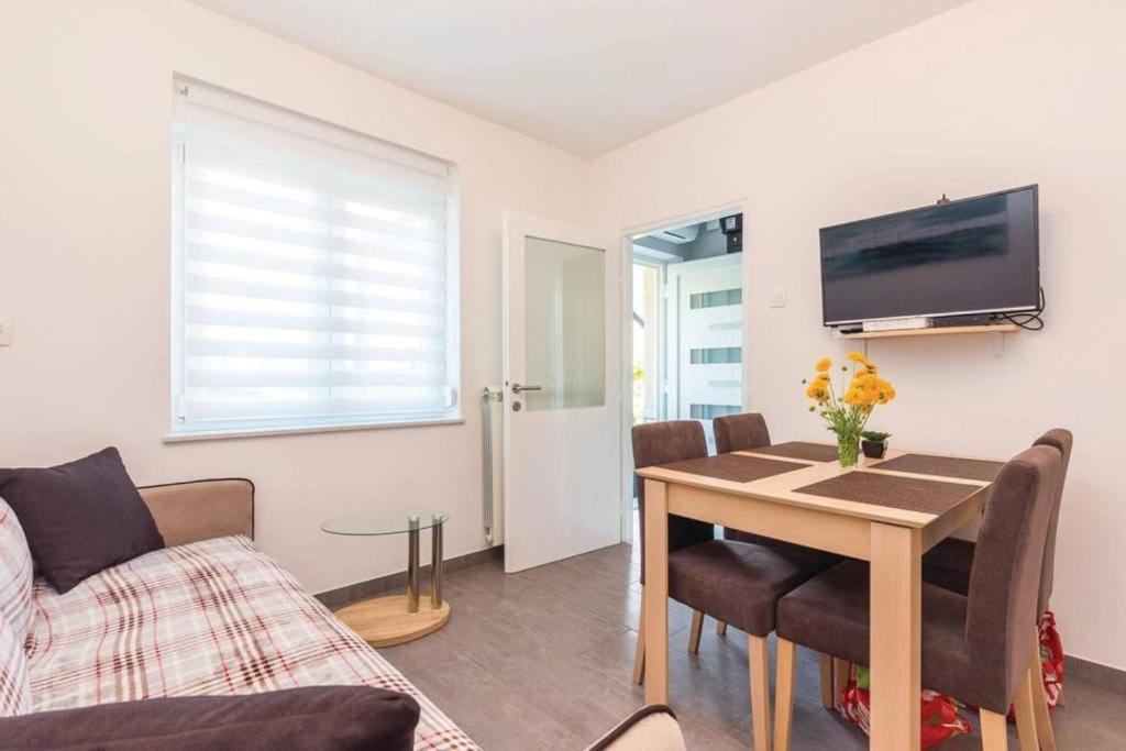 Hotel Apartment Laura - Image 1