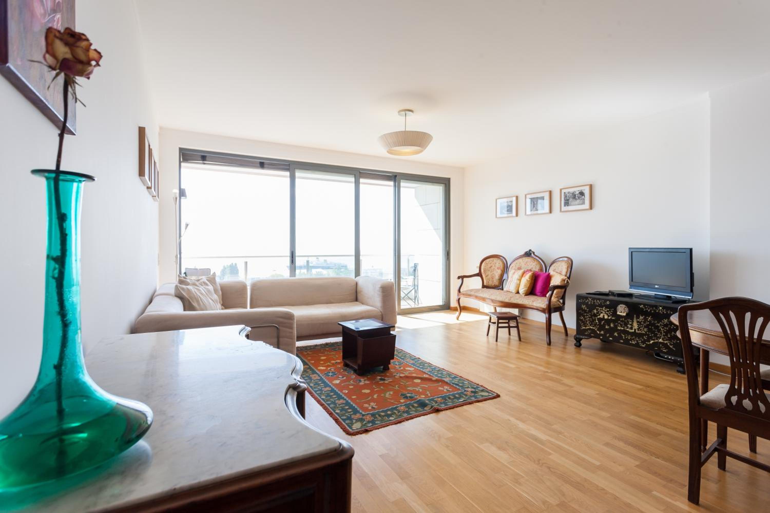 FLH Expo Flat with View