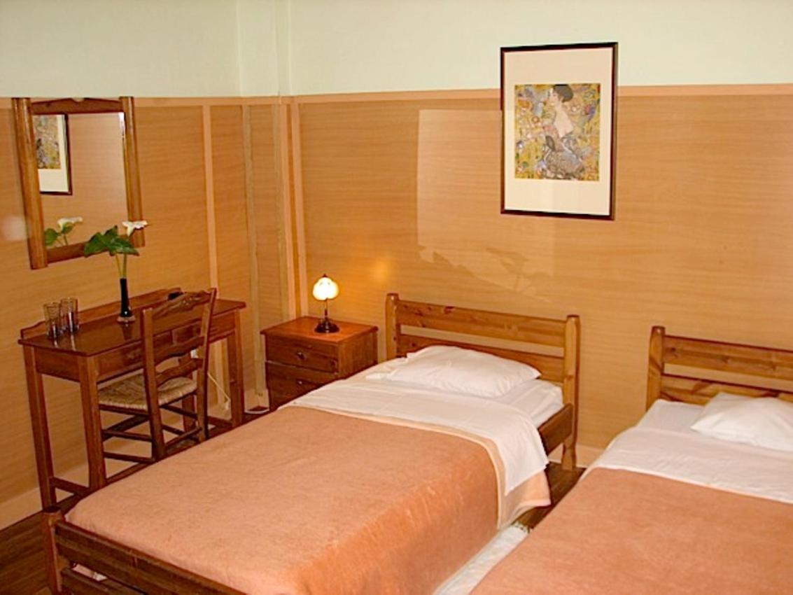 Earini Rooms And Apartments