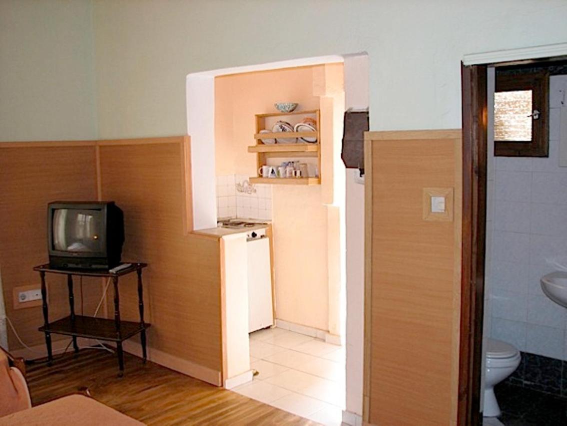 Earini Rooms And Apartments