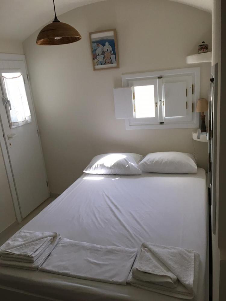 Cosy studio in Santorini view 2