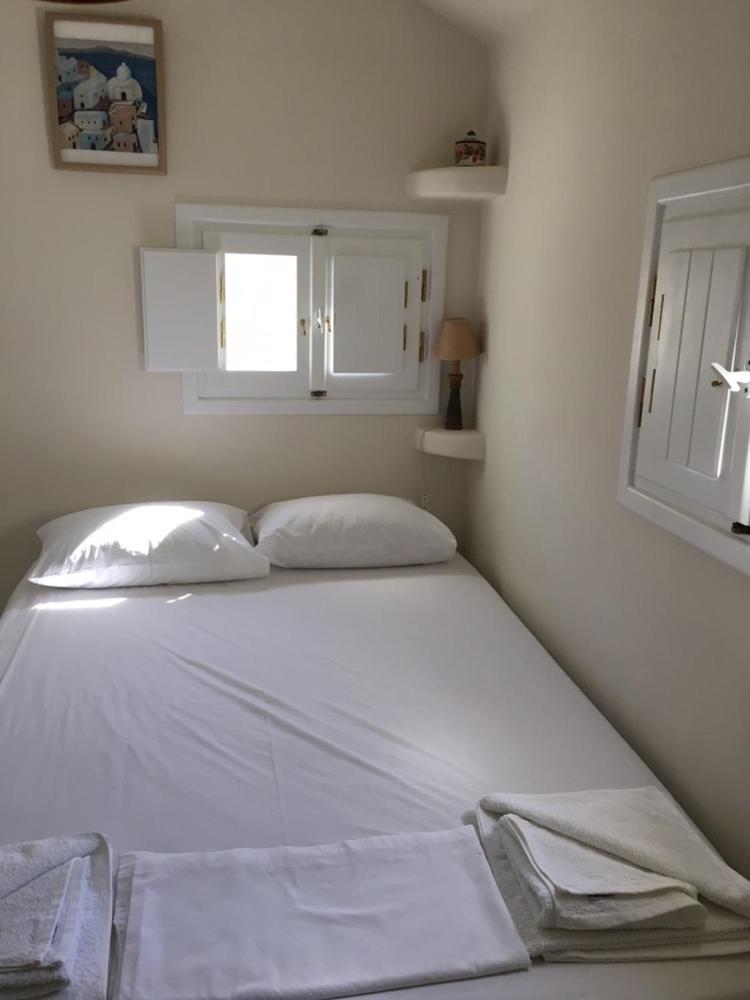 Cosy studio in Santorini view 3