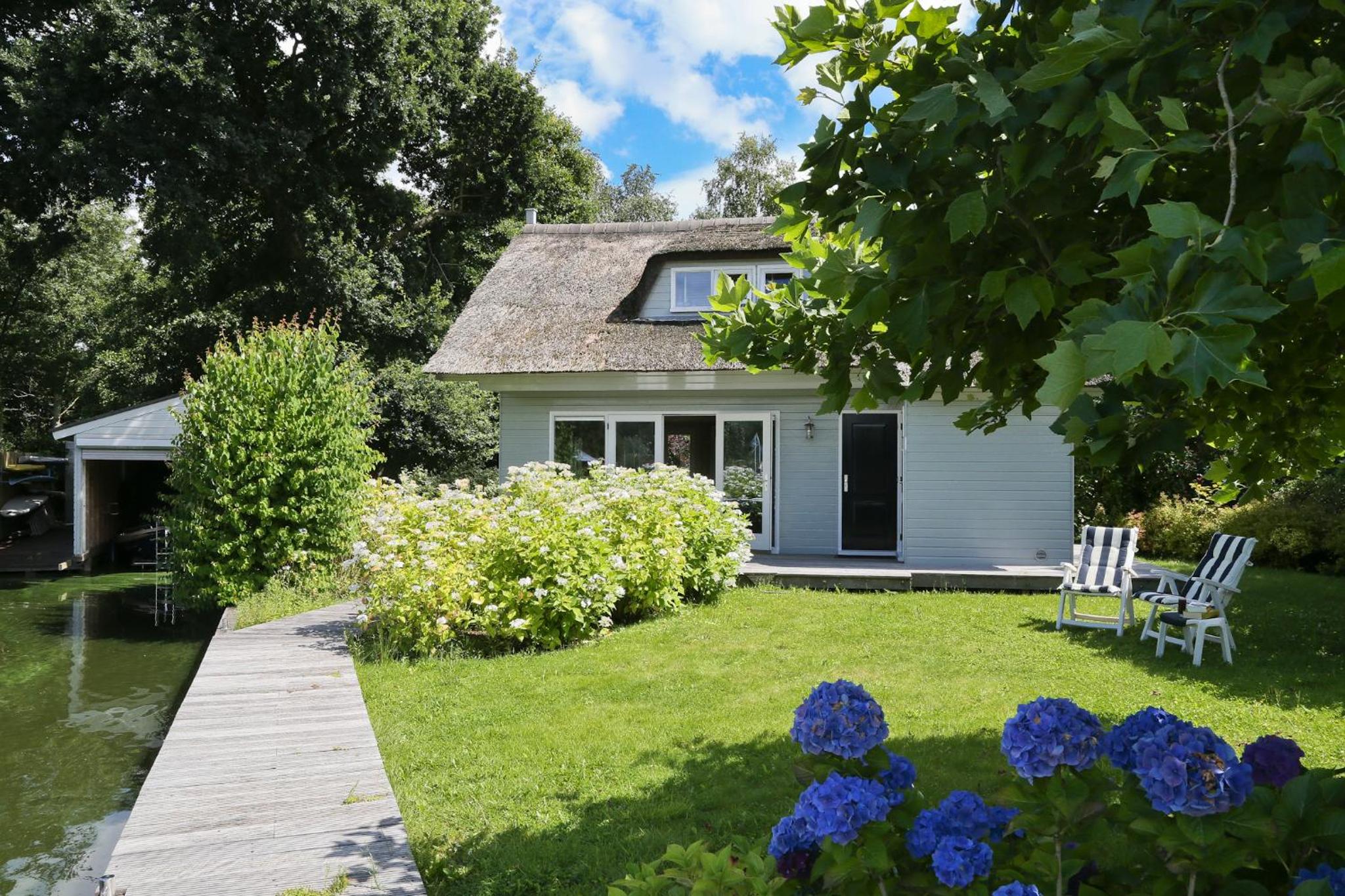 Idyllic Lakehouse - dog is welcome fenced garden