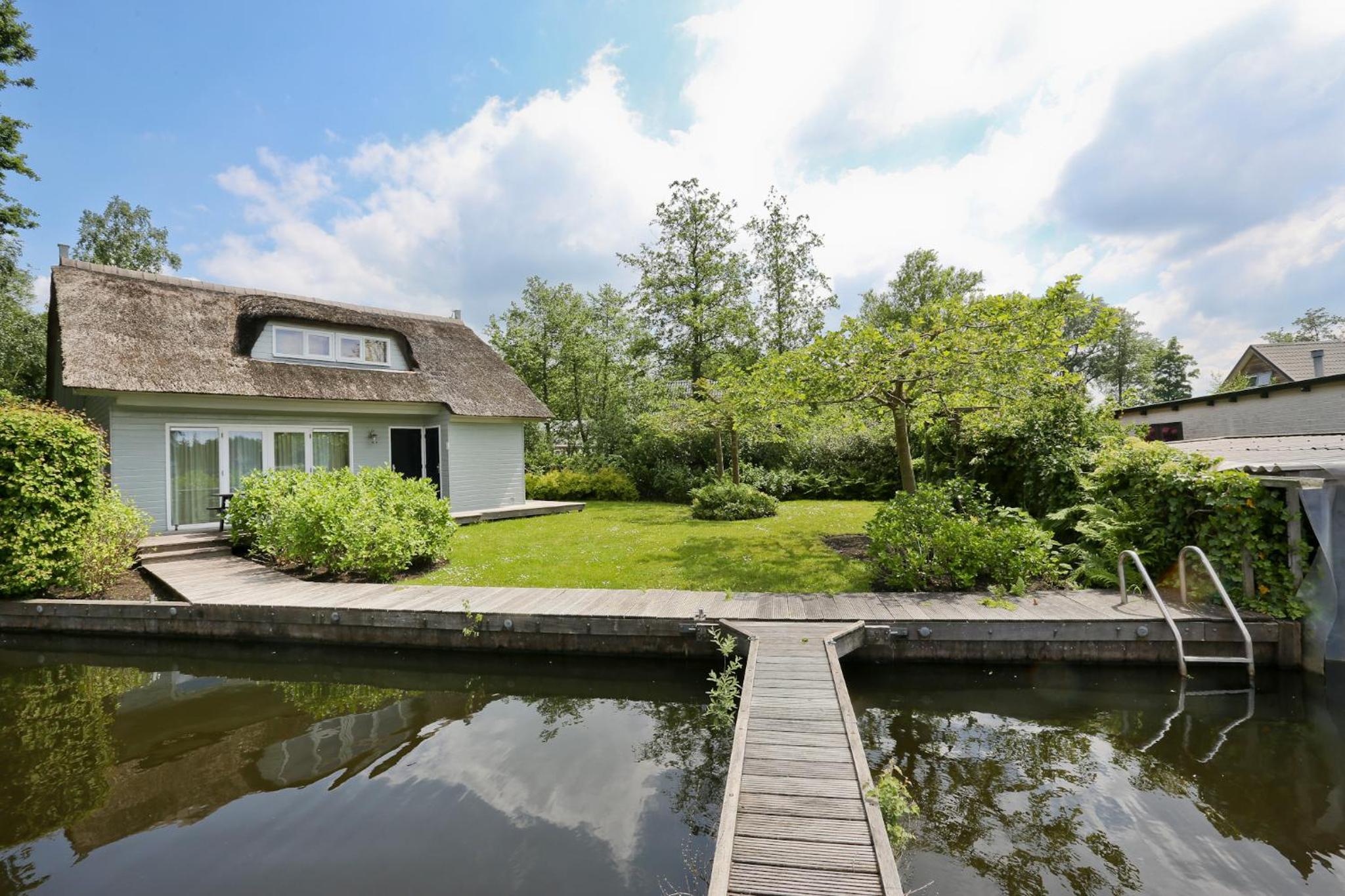 Idyllic Lakehouse - dog is welcome fenced garden