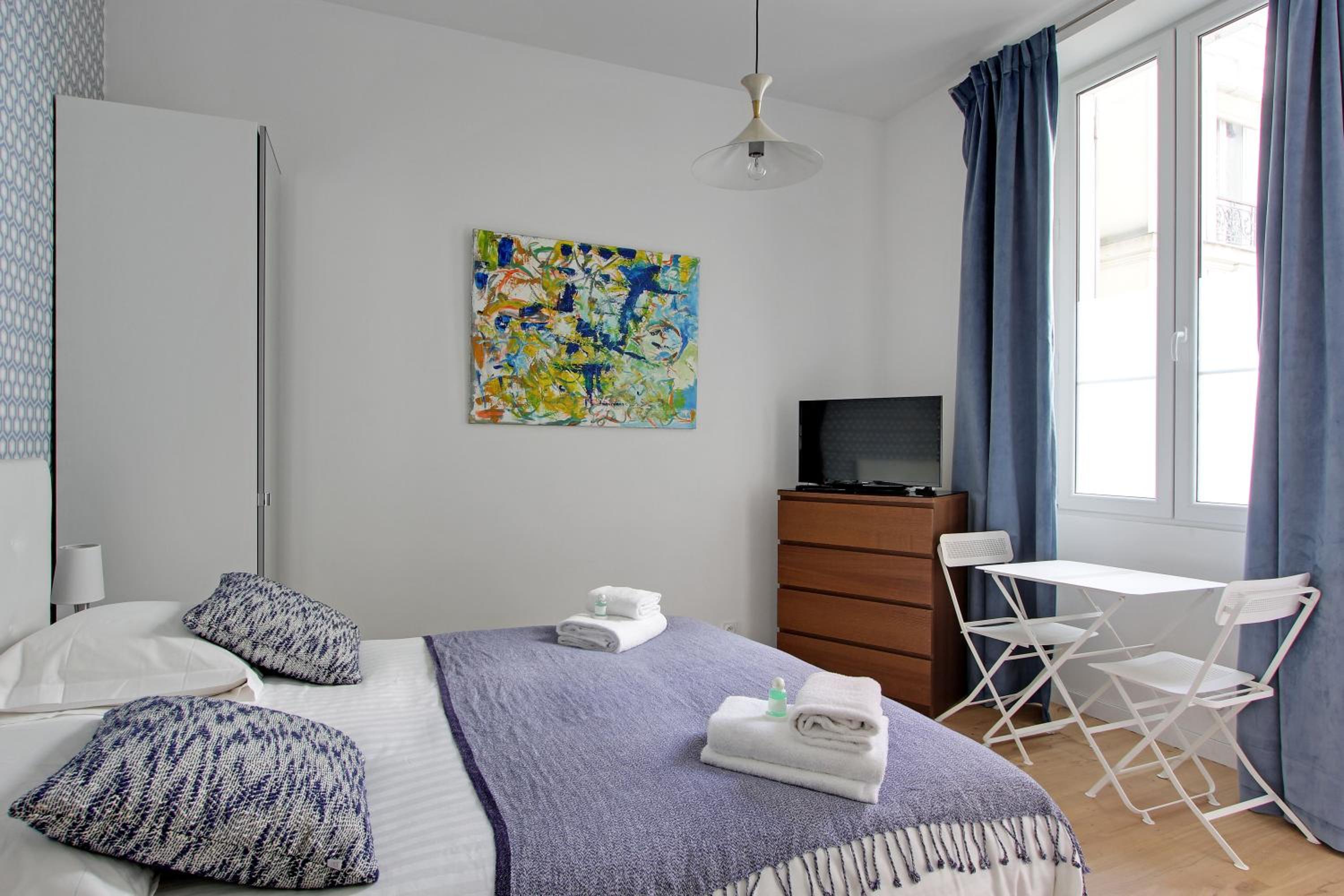 Pick a Flat's Apartment in Montmartre - Rue des Martyrs studio