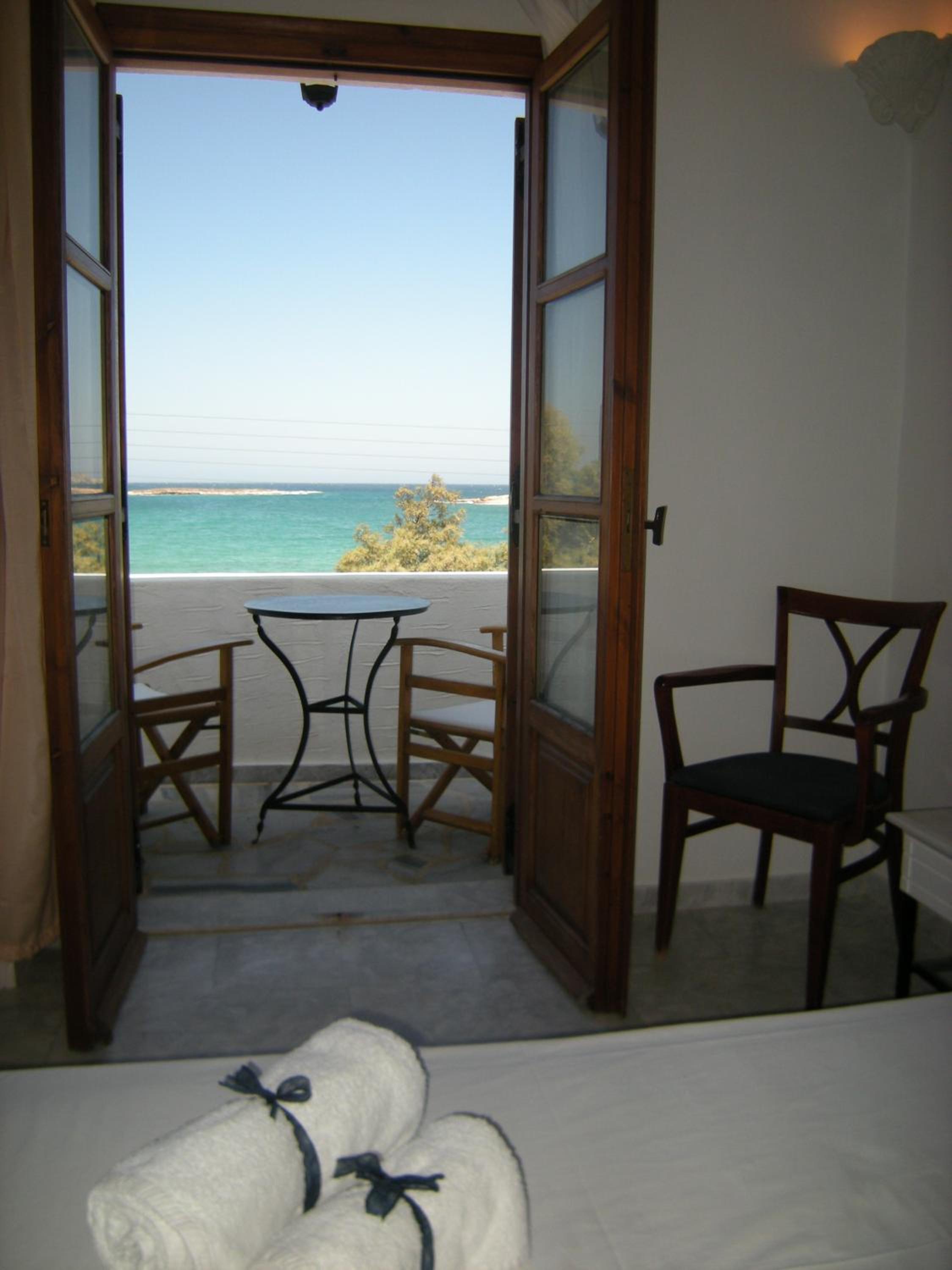 Roussos Beach Hotel
