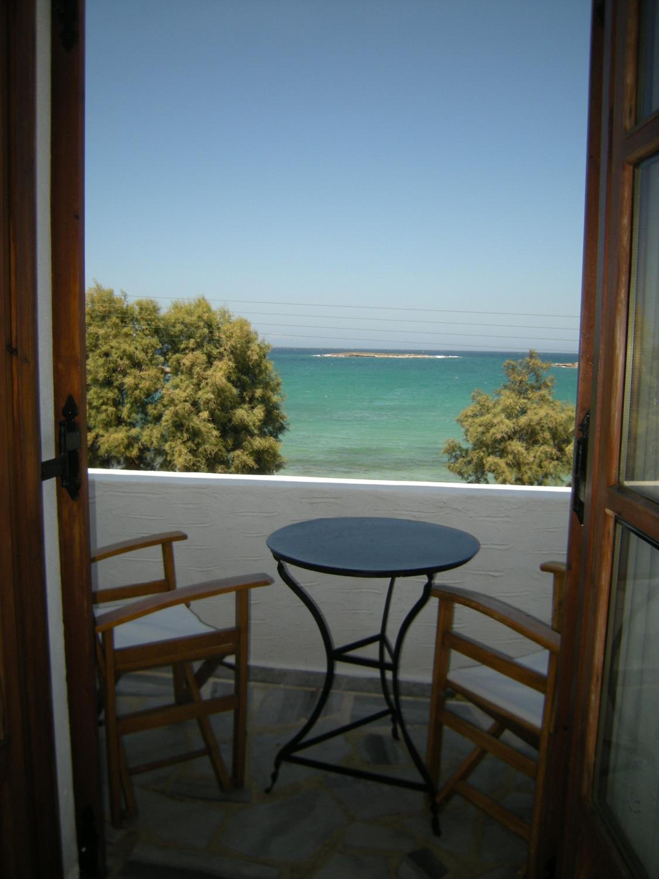 Roussos Beach Hotel