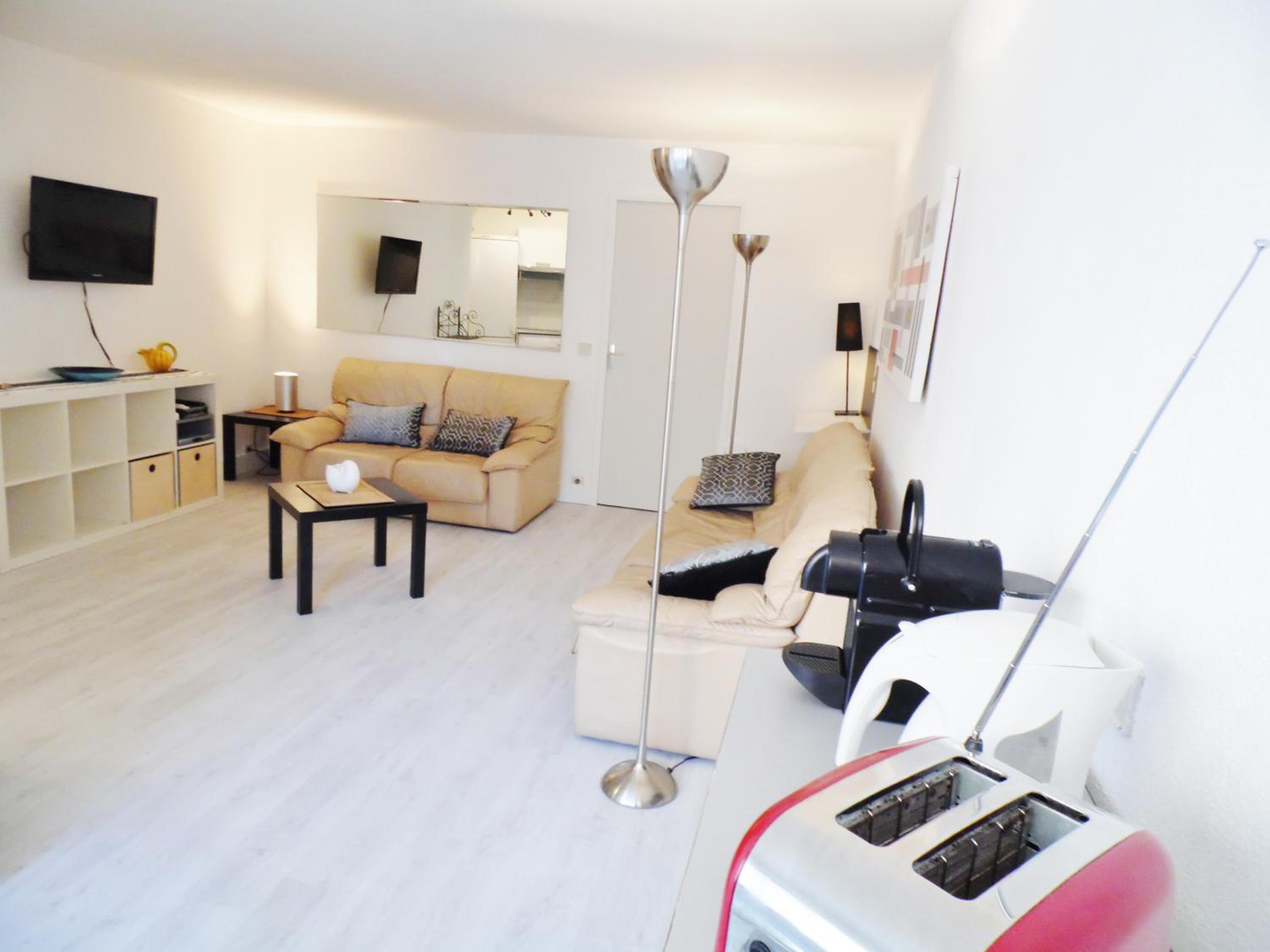 CANNES plage 2mn/45m2/vue mer/inernet/clim/parking privé