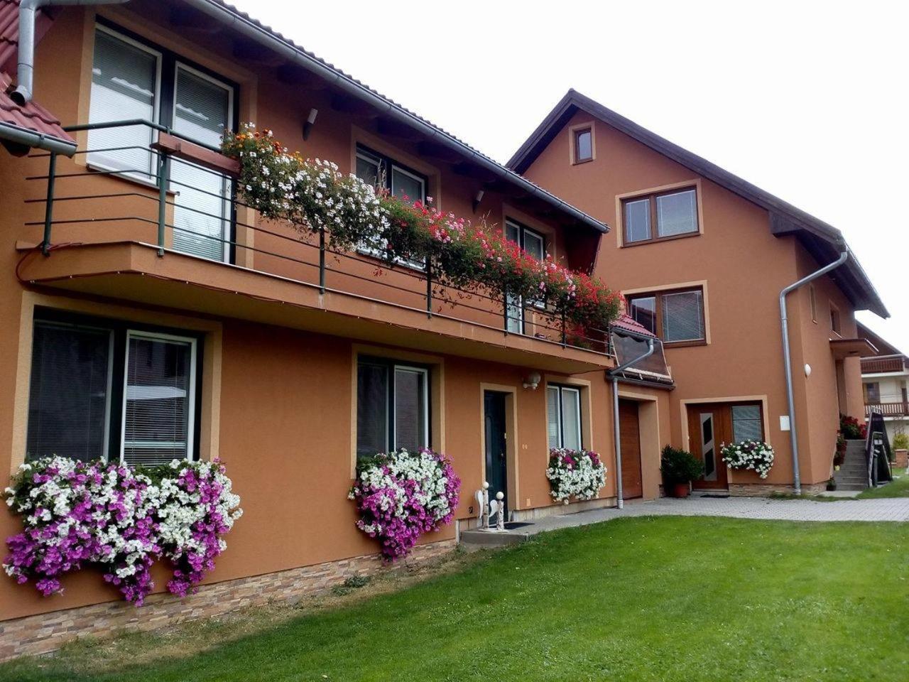 ApartmĂĄnovĂ˝ dom Adriana