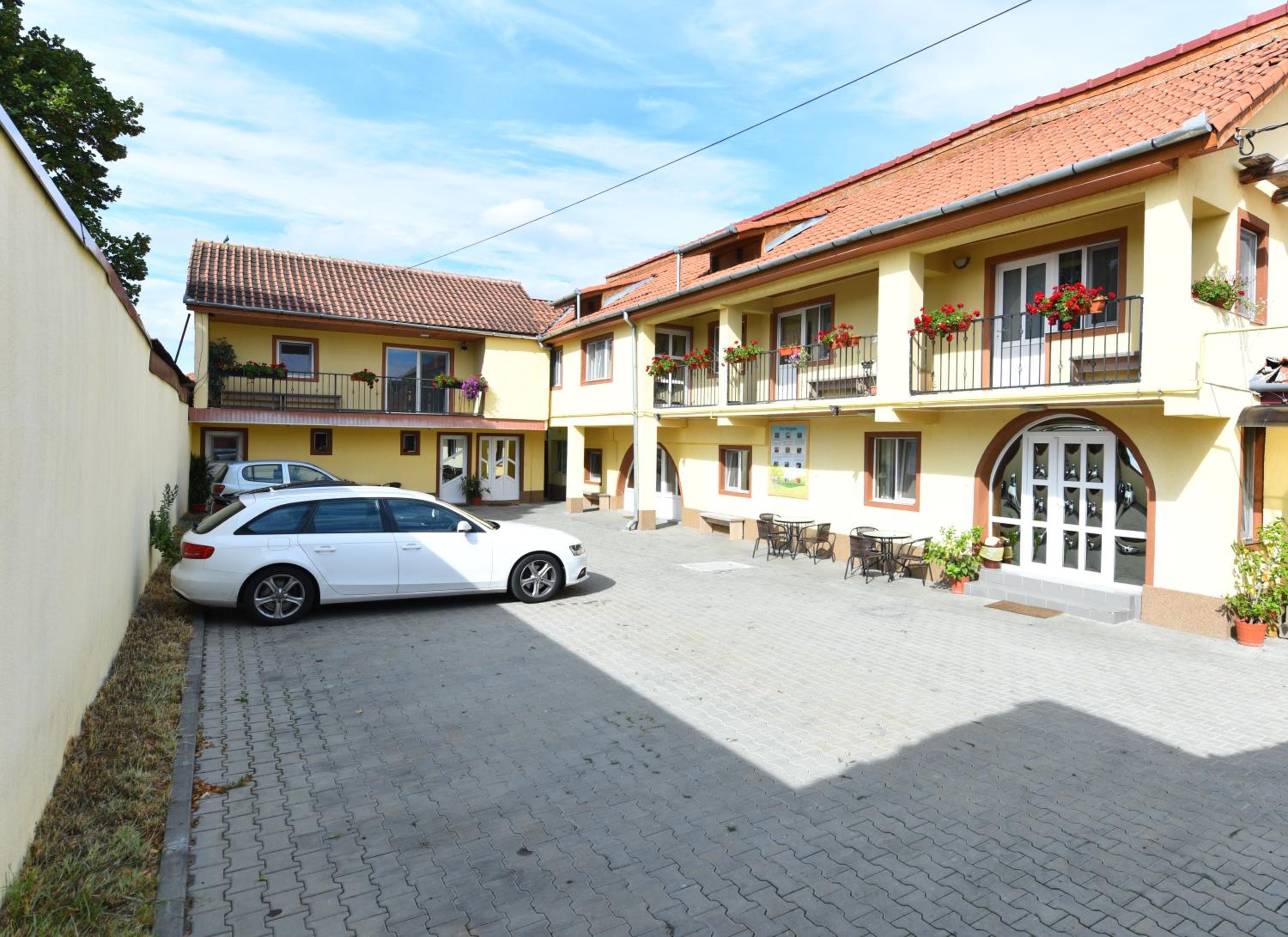 Pensiunea Mama Lia view 3