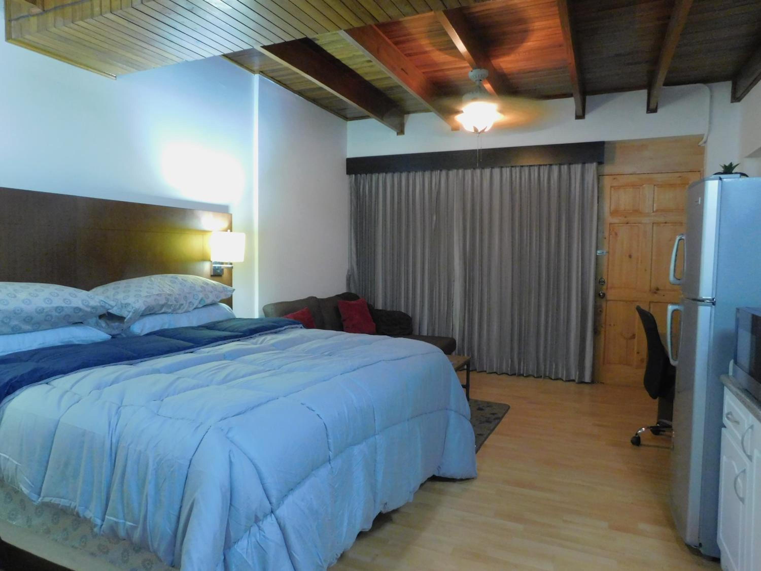 Modern Studio Loft Apt King Bed 10 min frm airport