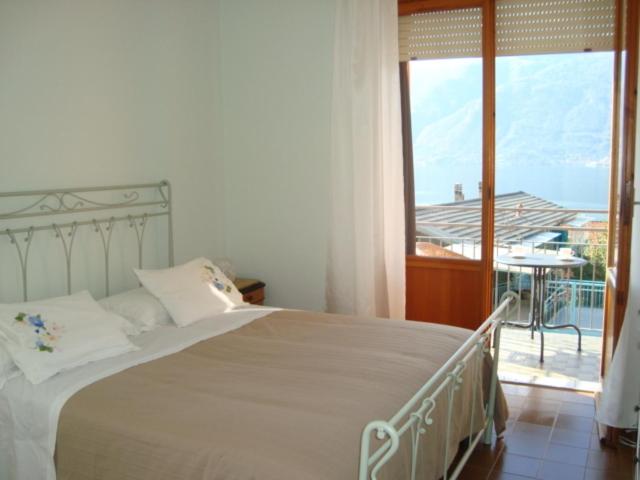 B&B Cherry En Rose view 2