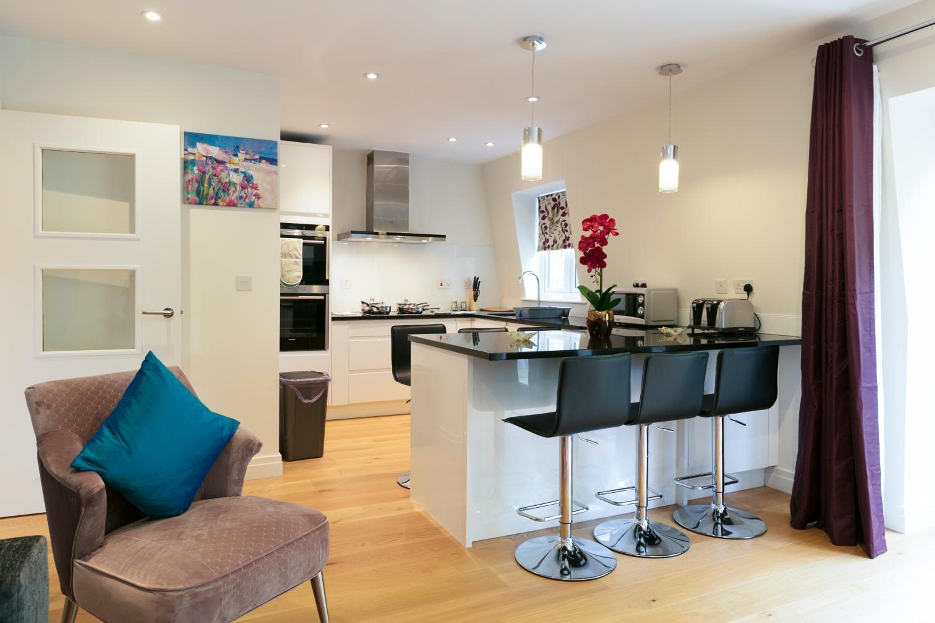 Penthouse with Balcony 5 mins walk to City Centre & Colleges & Sleeps 6