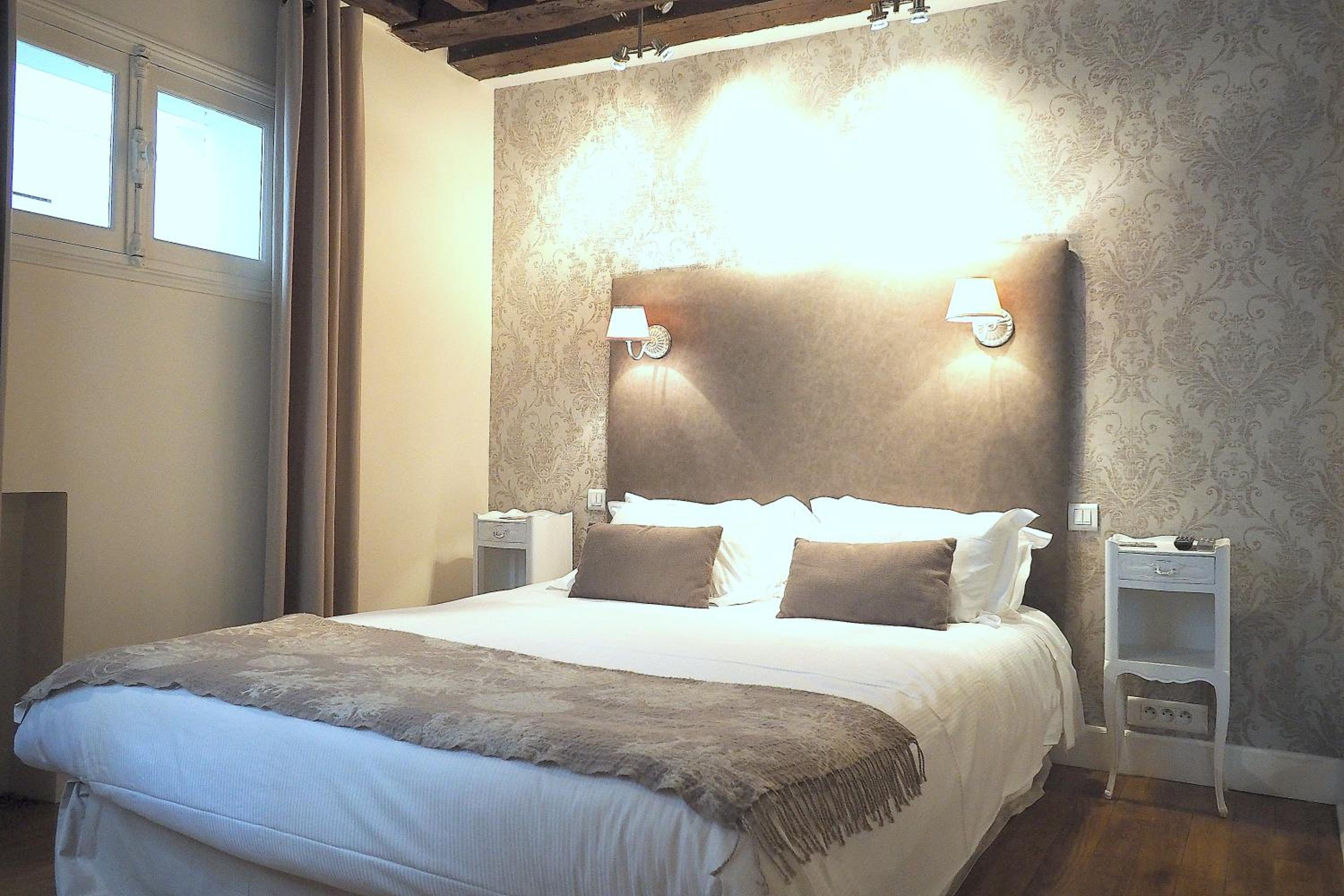 Louvre Parisian ChicSuites