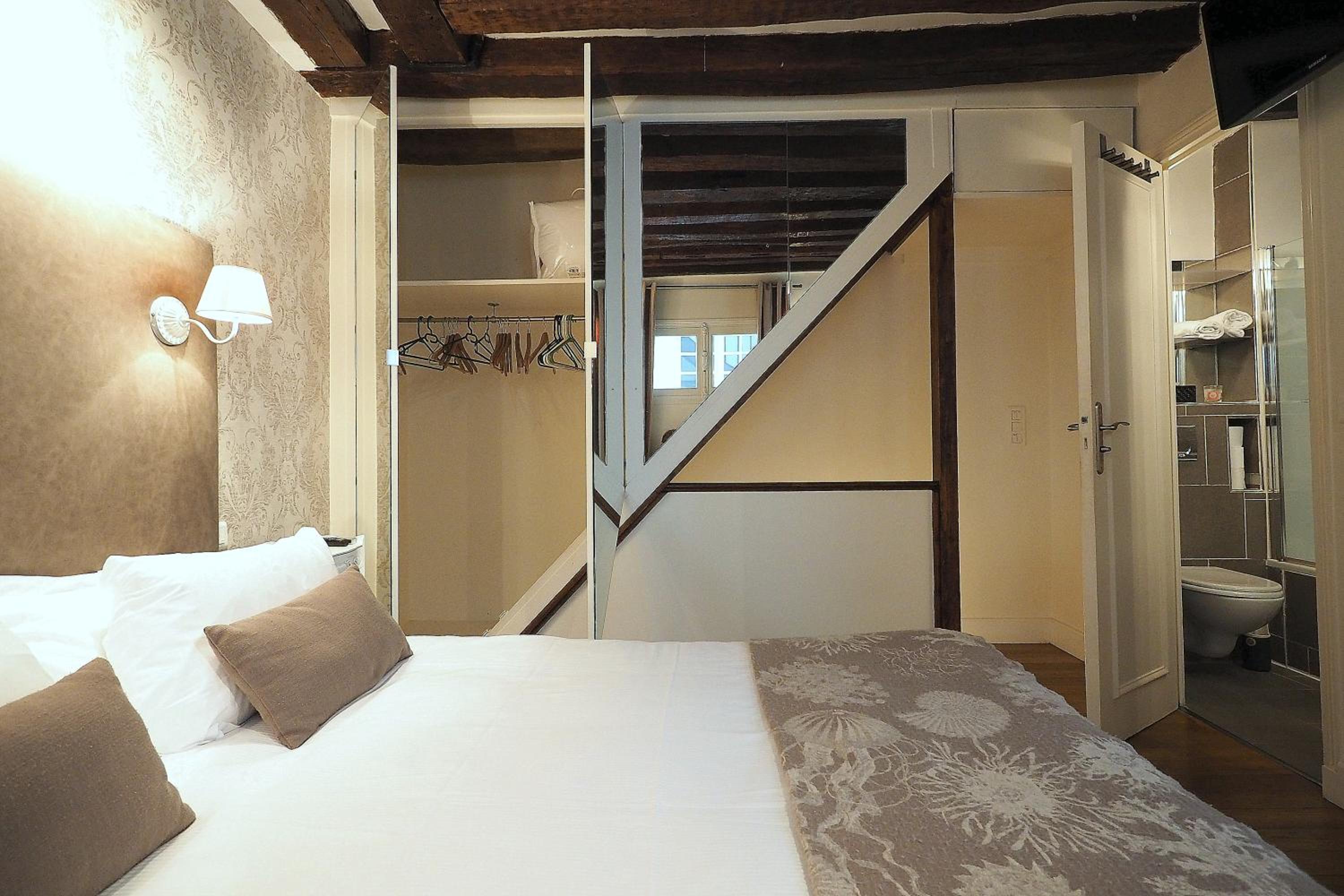 Louvre Parisian ChicSuites