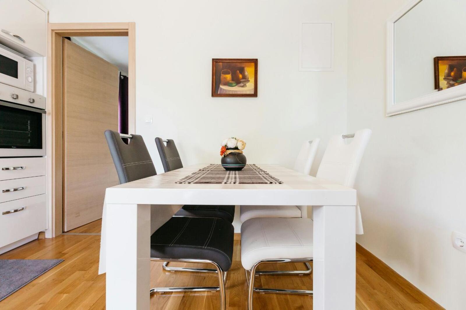 Apartment Tri sunca view 3